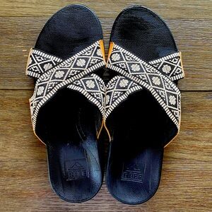 Reef Bounce woven criss cross slides. Size 11. Practically new